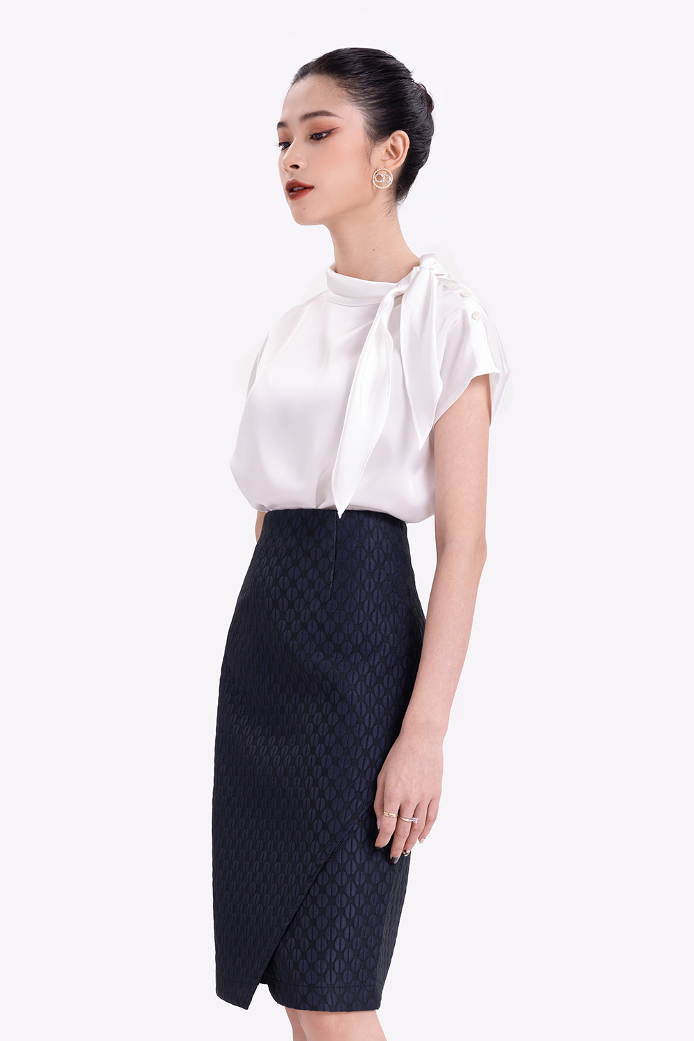 Chân váy bút chì xẻ tà trước 