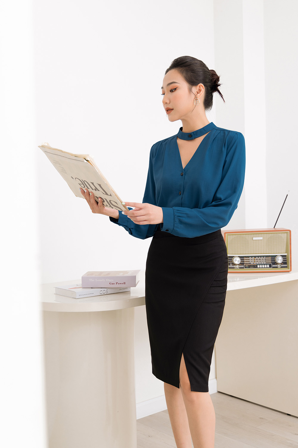 Chân váy bút chì đen xẻ trước 