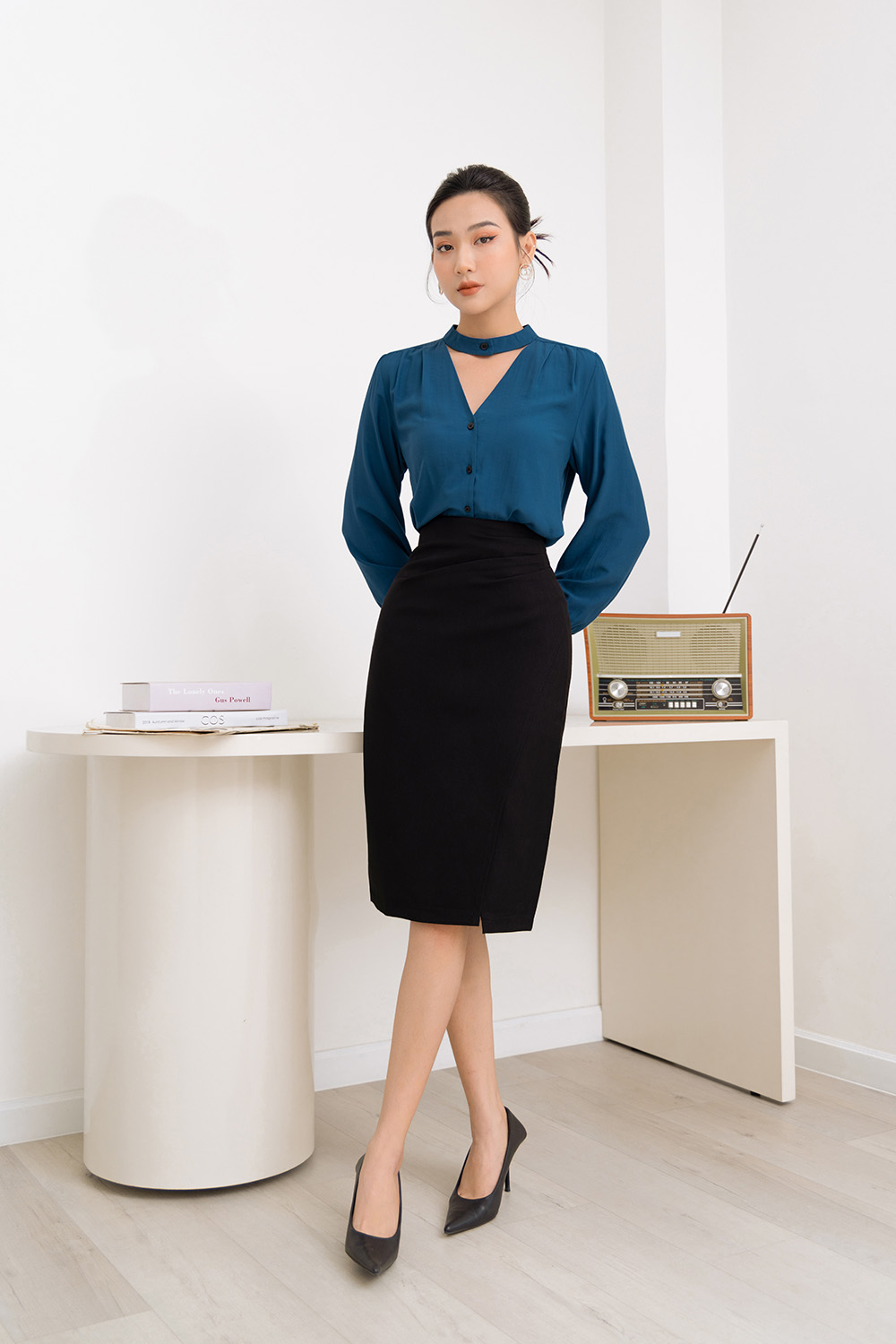 Chân váy bút chì đen xẻ trước 