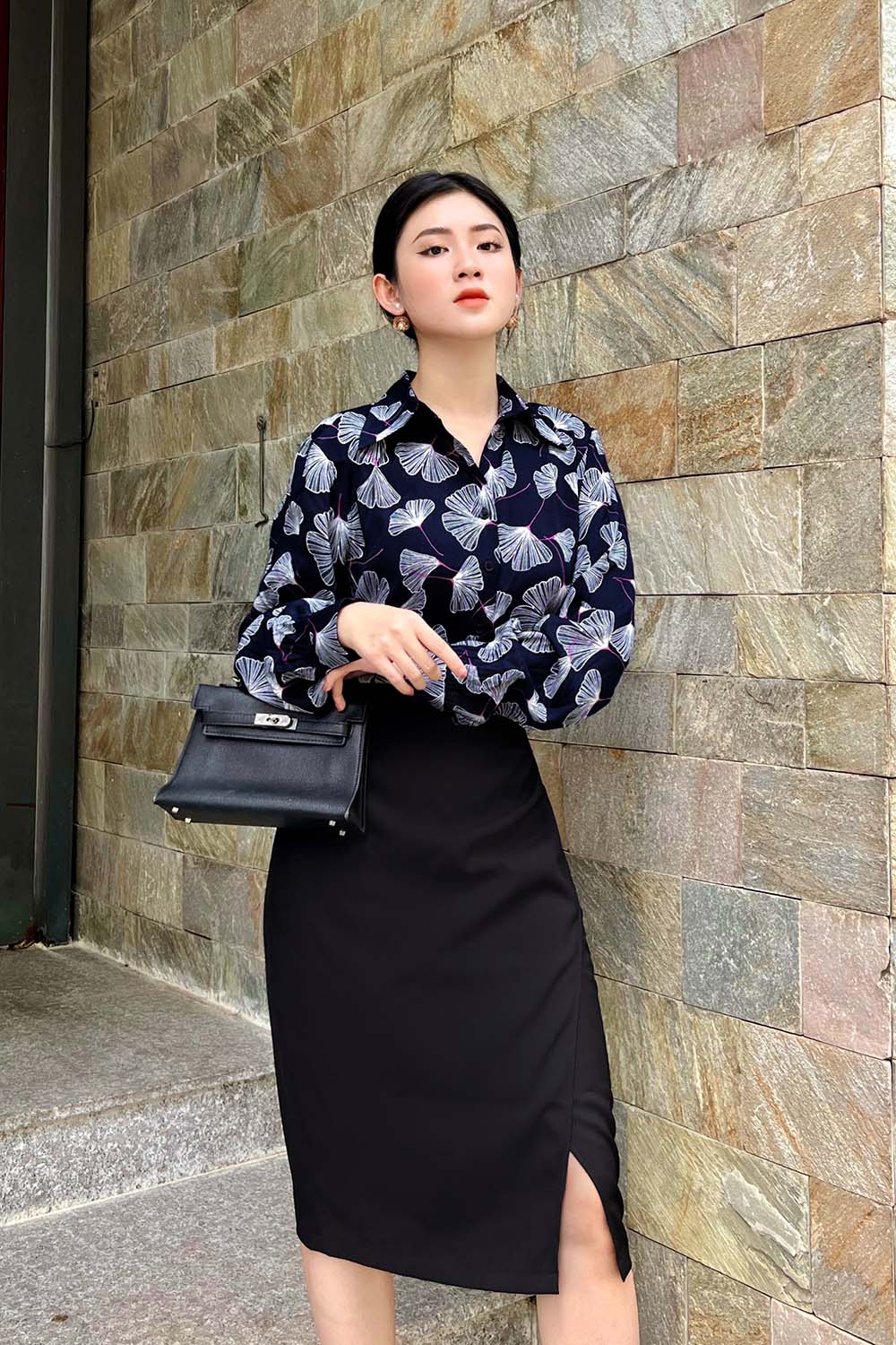 Chân váy bút chì đen xẻ trước 
