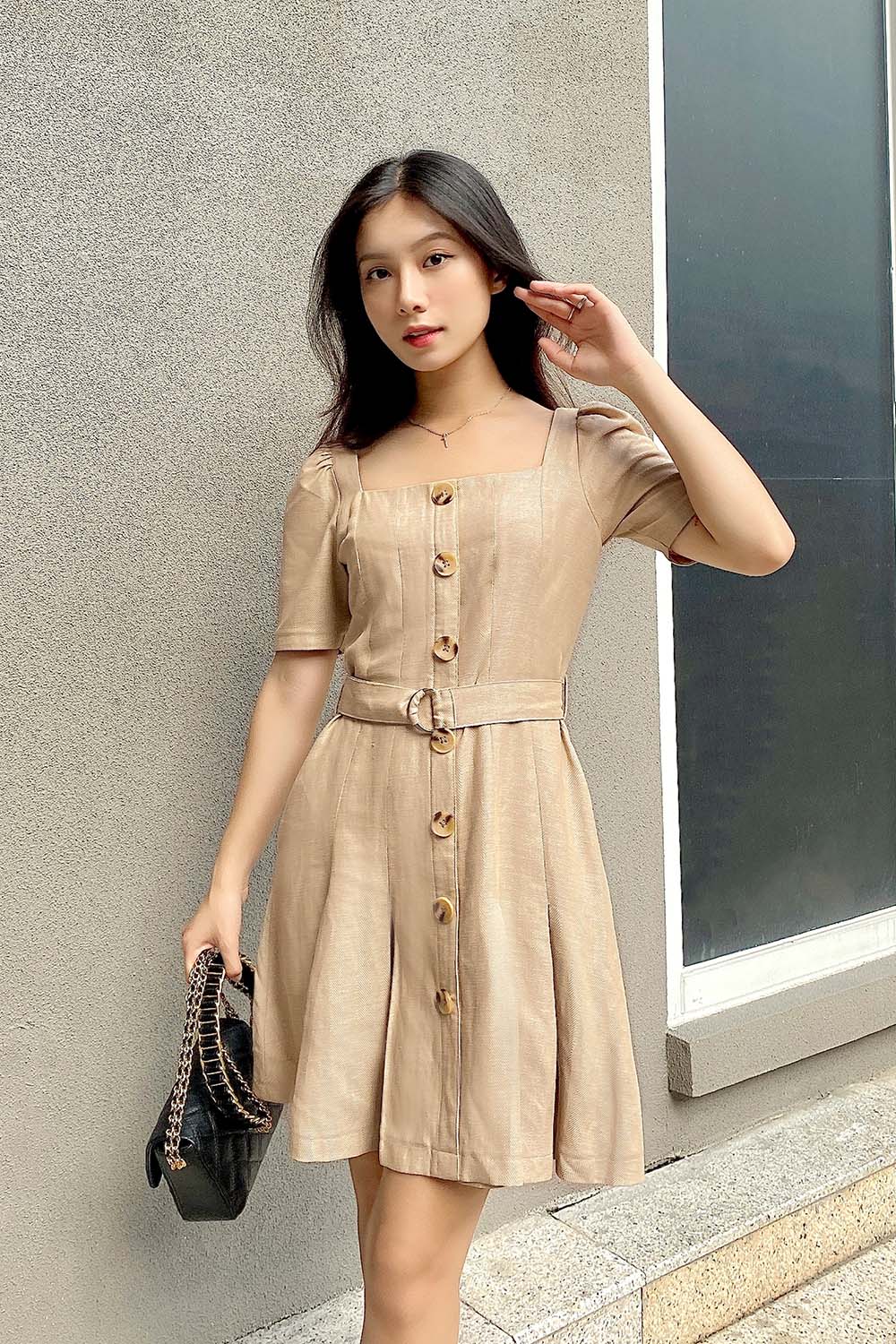 Đầm chữ A tay lỡ cổ vuông phối nút 