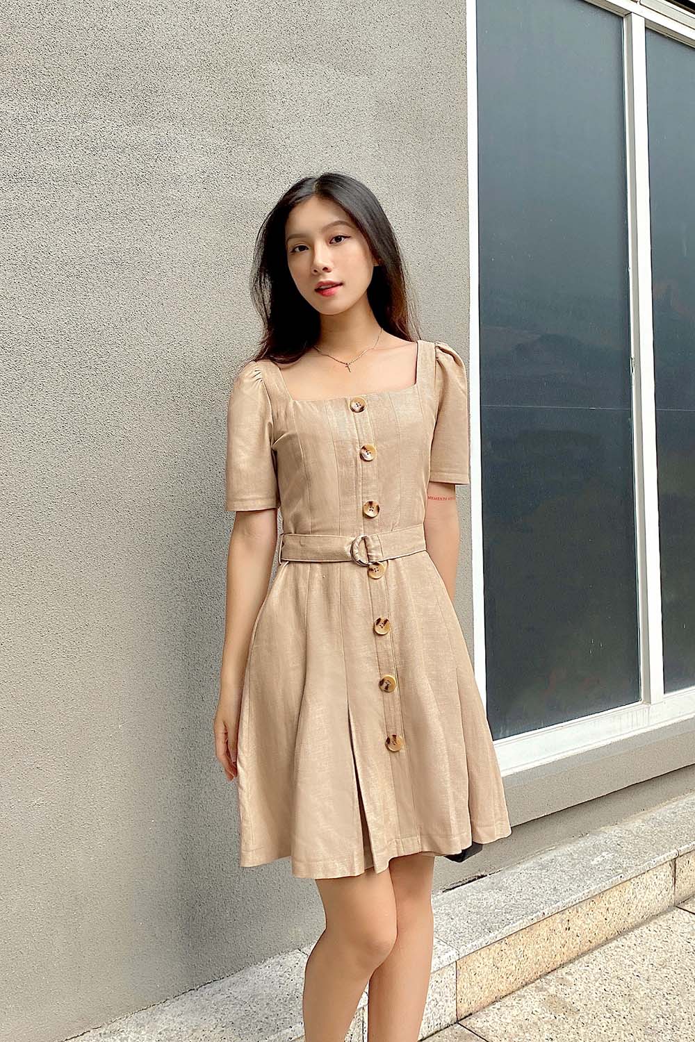 Đầm chữ A tay lỡ cổ vuông phối nút 