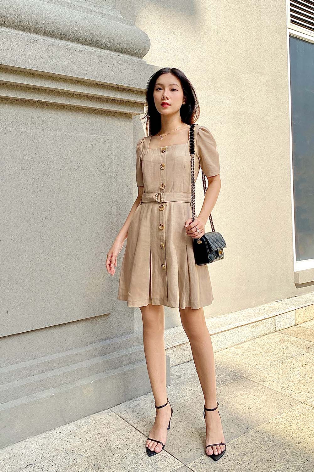 Đầm chữ A tay lỡ cổ vuông phối nút 