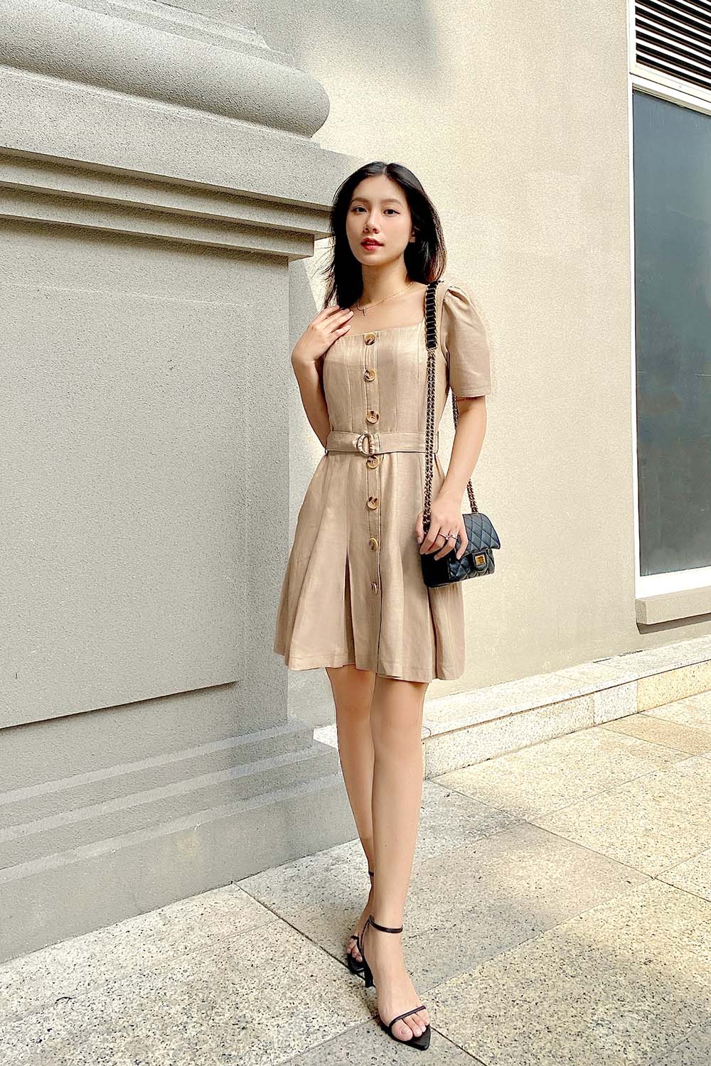 Đầm chữ A tay lỡ cổ vuông phối nút 