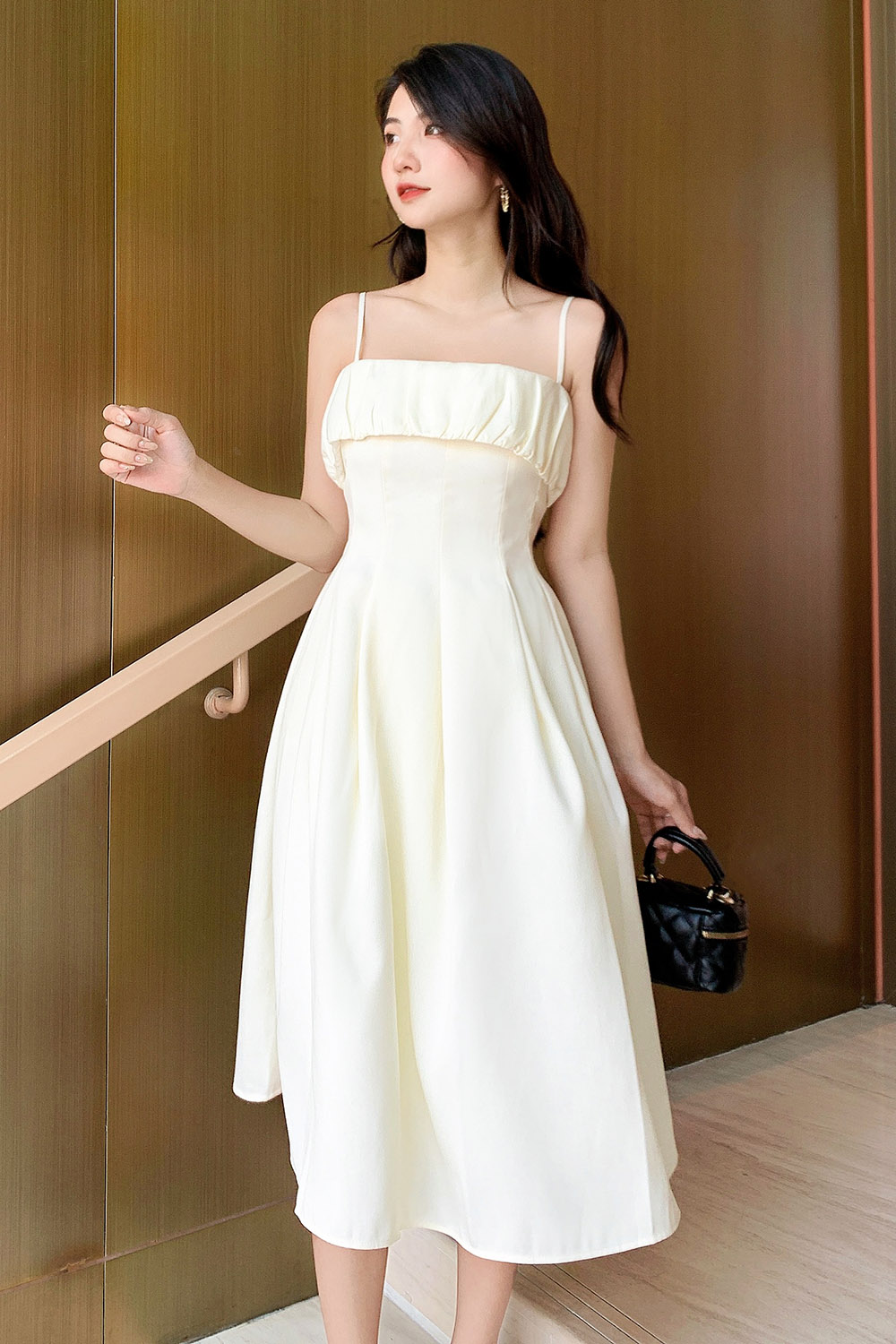 Đầm hai dây dáng xòe màu trắng 