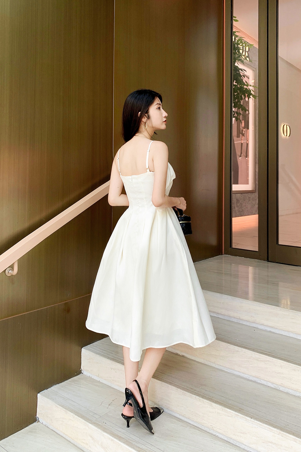 Đầm hai dây dáng xòe màu trắng 