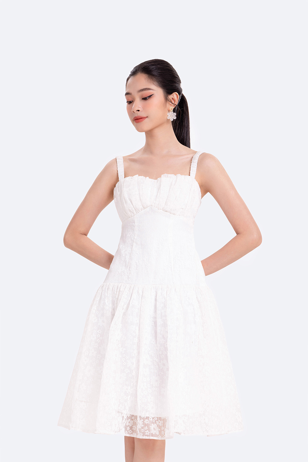 Đầm ren trắng hai dây cut-out lưng