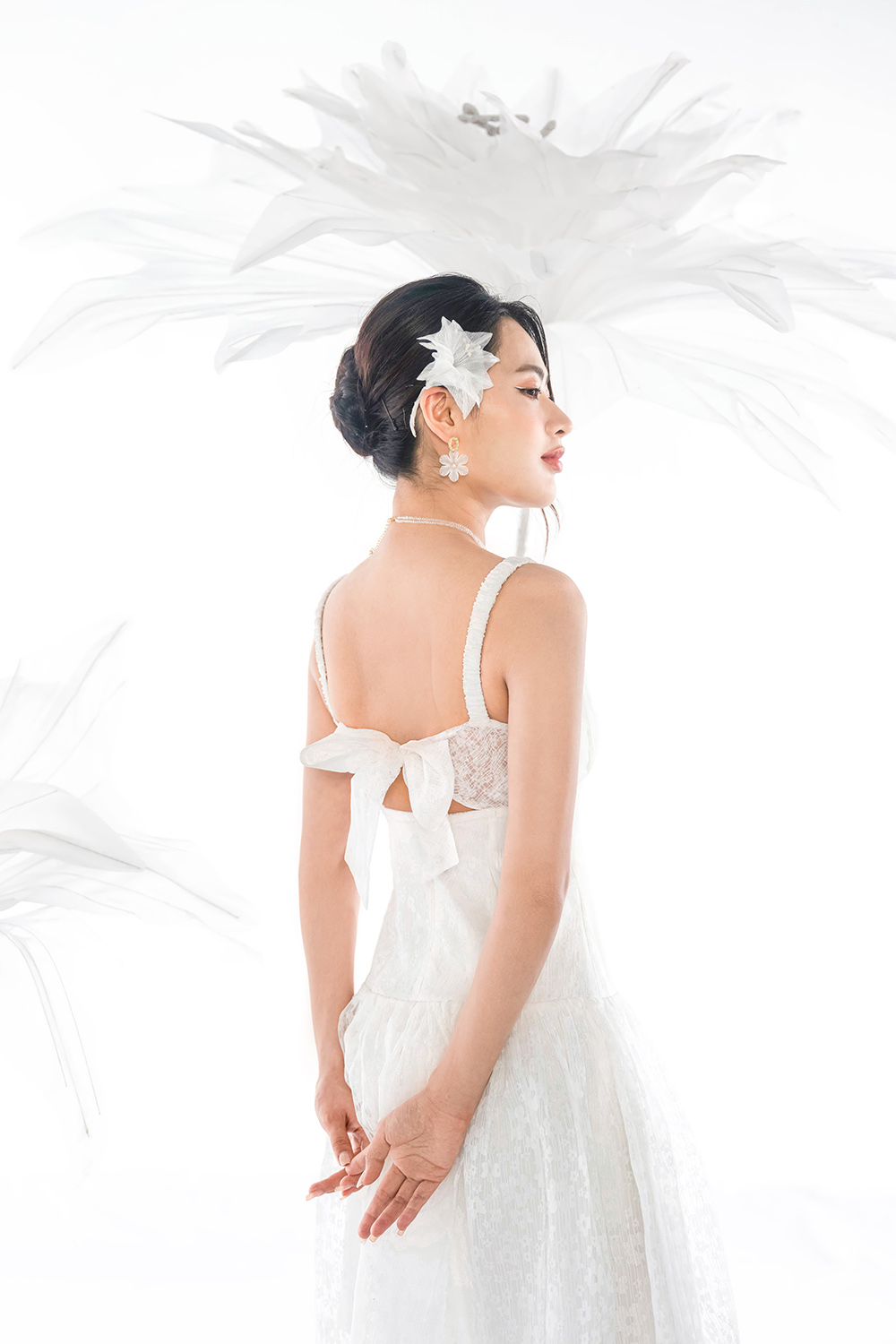 Đầm ren trắng hai dây cut-out lưng