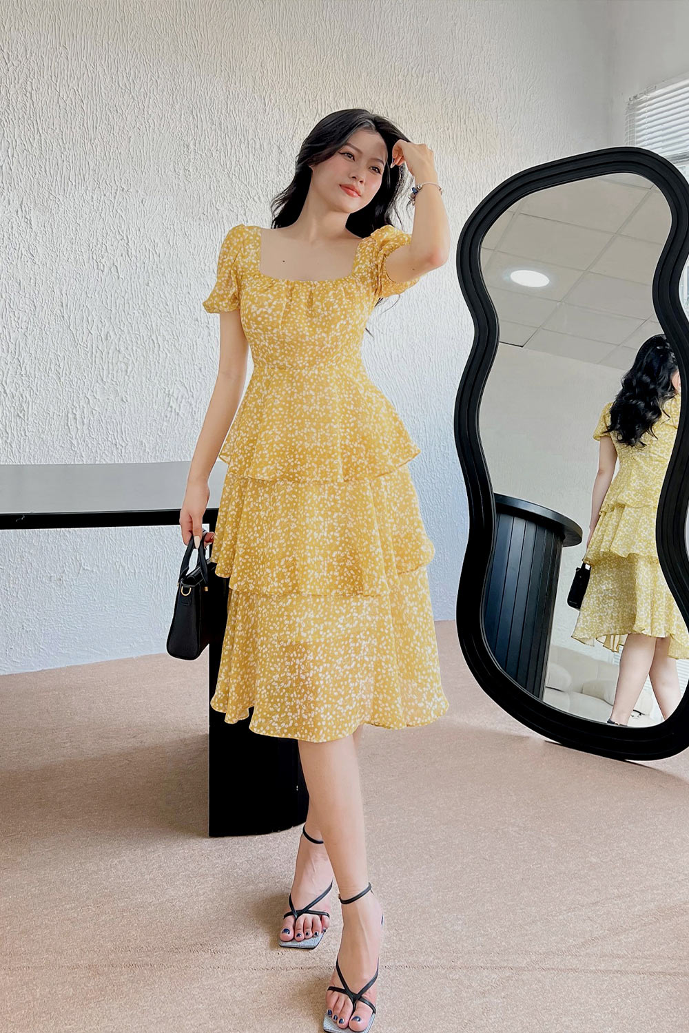 Đầm voan hoa nhí xếp tầng cổ vuông