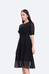 Đầm đen dáng xòe phối nơ ngực