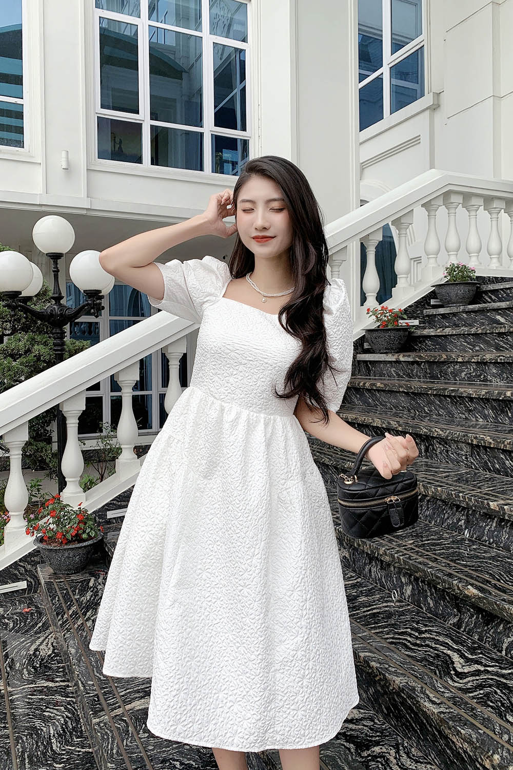 Đầm trắng dáng xòe cổ vuông tay phồng