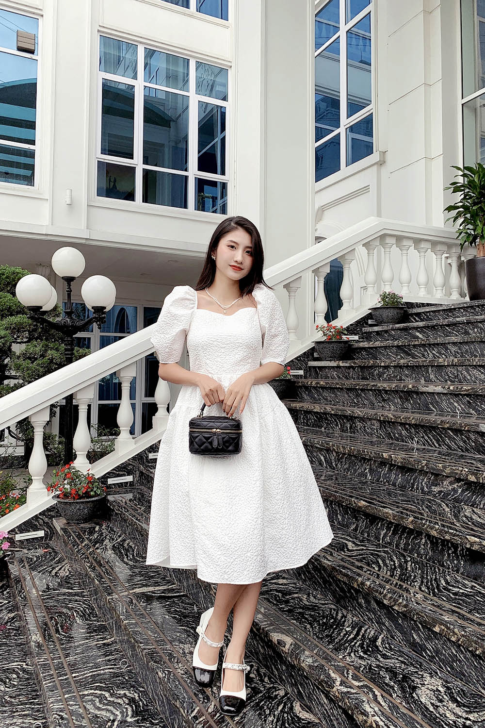 Đầm trắng dáng xòe cổ vuông tay phồng