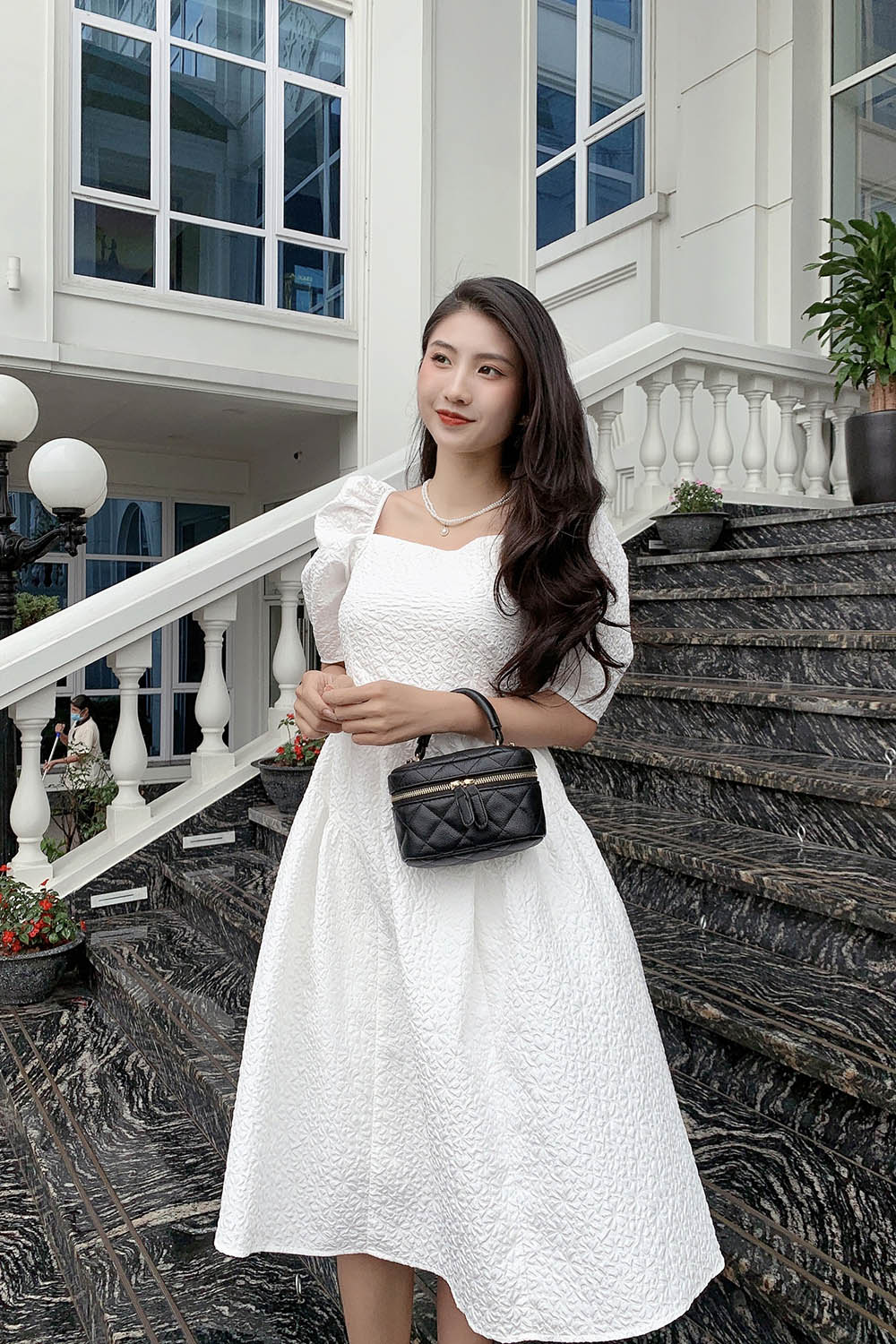 Đầm trắng dáng xòe cổ vuông tay phồng