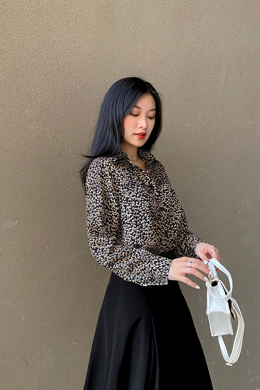 Áo sơ mi nữ màu đen họa tiết trắng