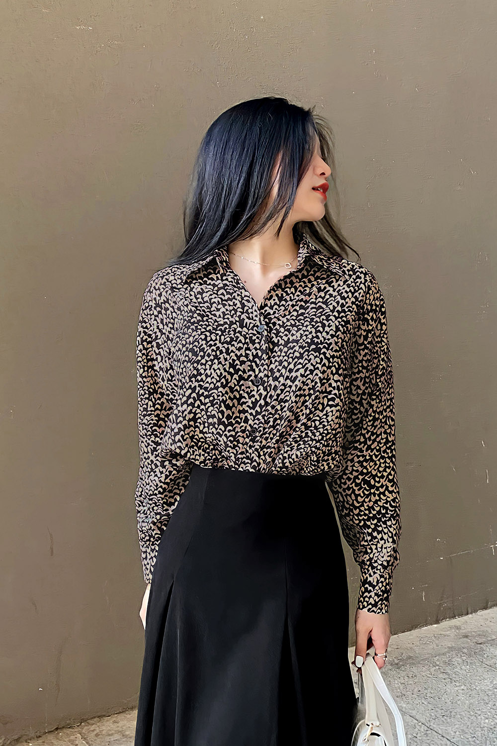 Áo sơ mi nữ màu đen họa tiết trắng