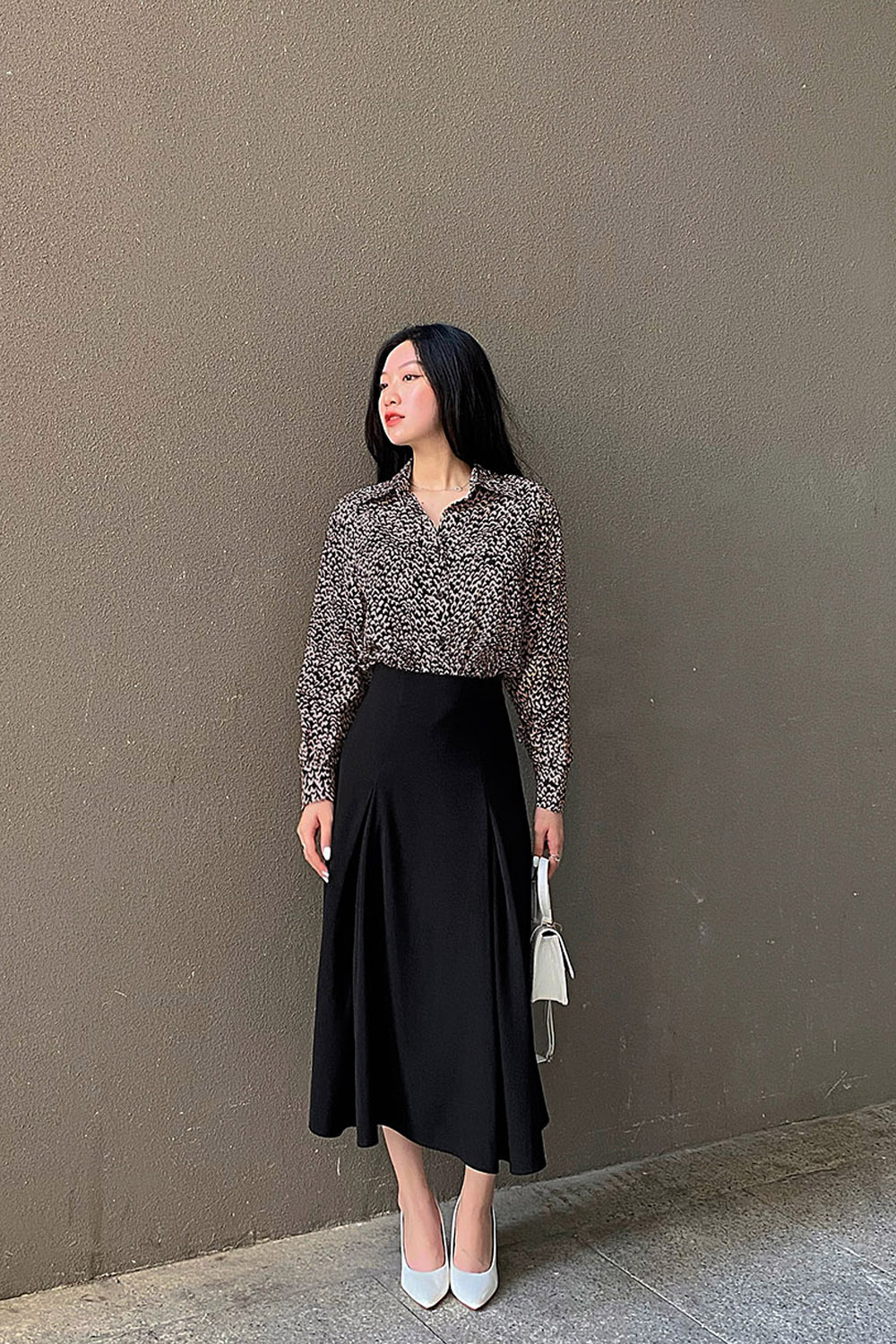 Áo sơ mi nữ màu đen họa tiết trắng