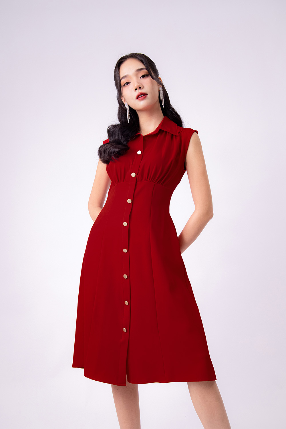 Đầm đỏ xòe kiểu sơ mi nhấn eo cao
