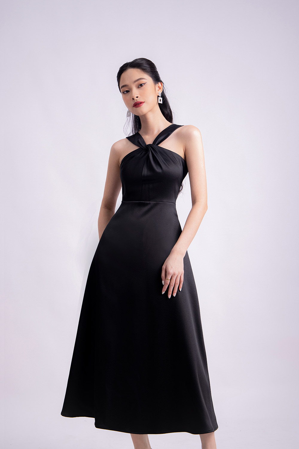 Đầm đen đi tiệc dáng xòe cổ yếm