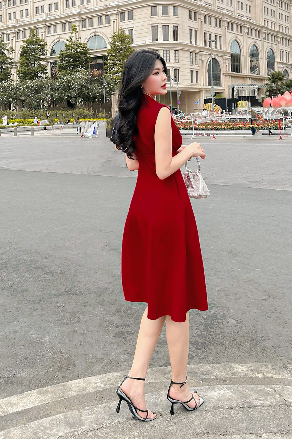 Đầm đỏ xòe kiểu sơ mi nhấn eo cao