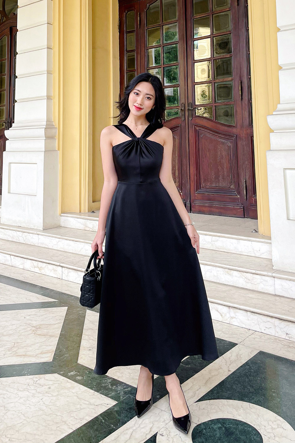 Đầm đen đi tiệc dáng xòe cổ yếm