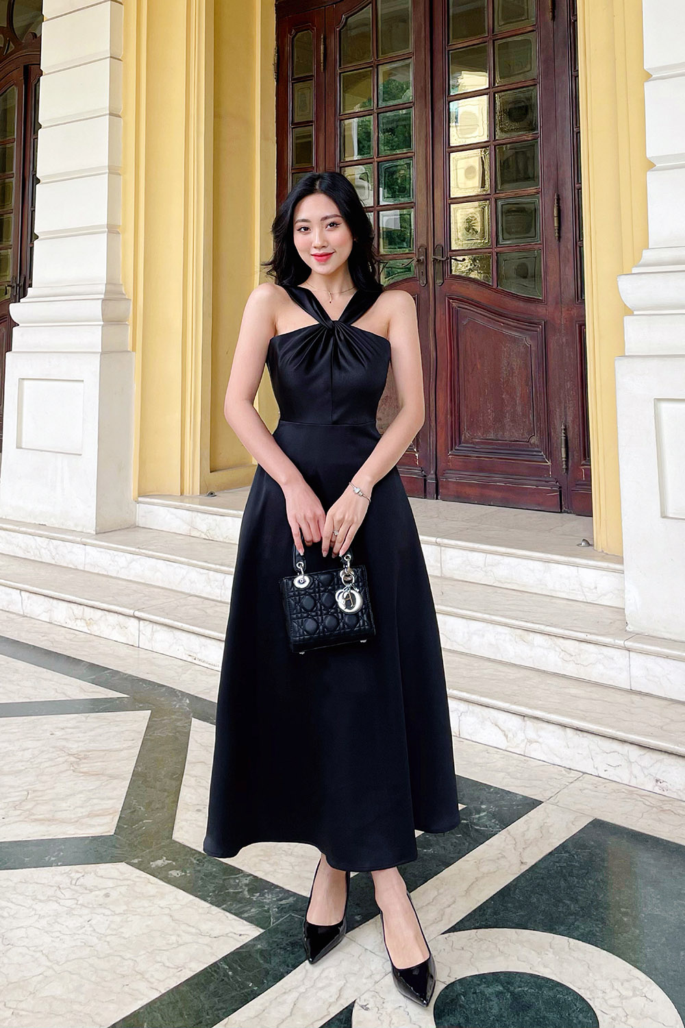 Đầm đen đi tiệc dáng xòe cổ yếm