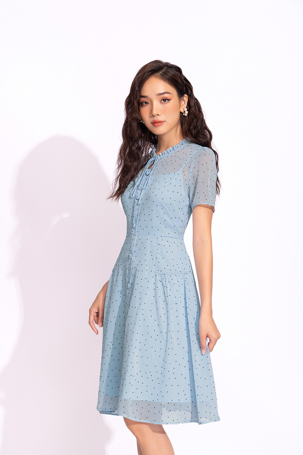 Đầm xoè chấm bi cổ viền bèo