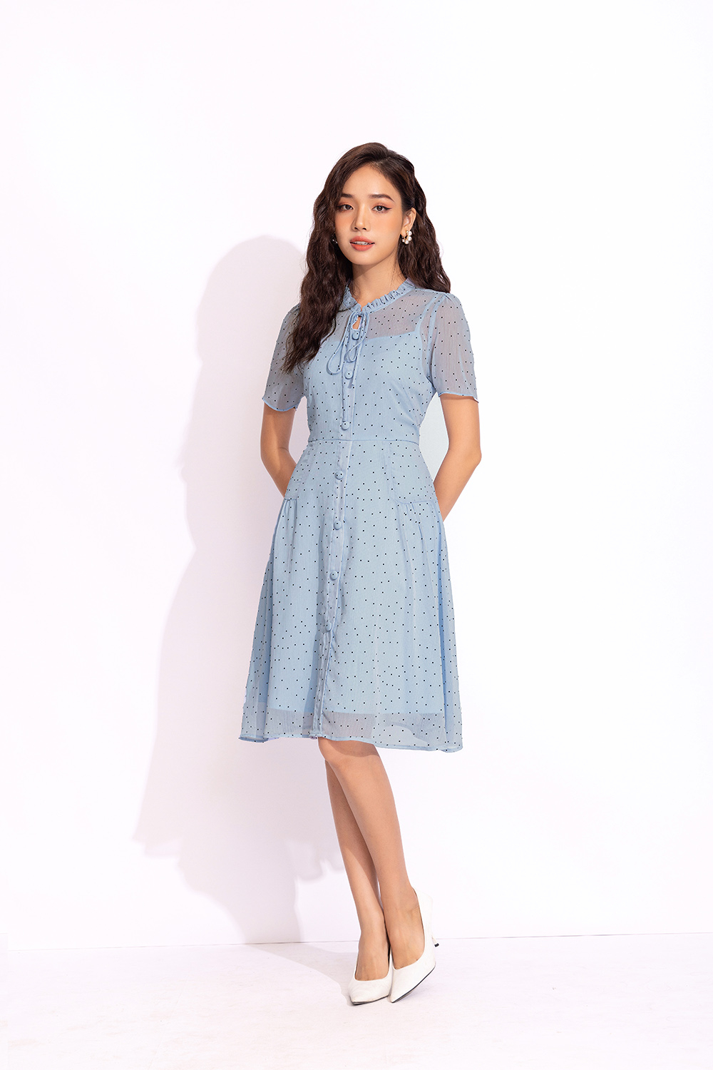 Đầm xoè chấm bi cổ viền bèo