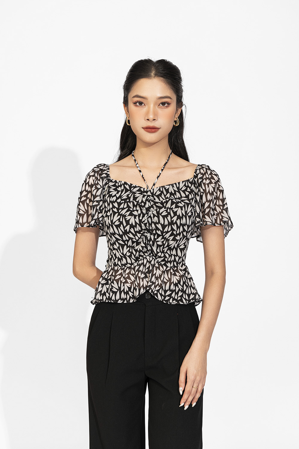 Áo kiểu họa tiết tay cánh tiên cổ phối nơ