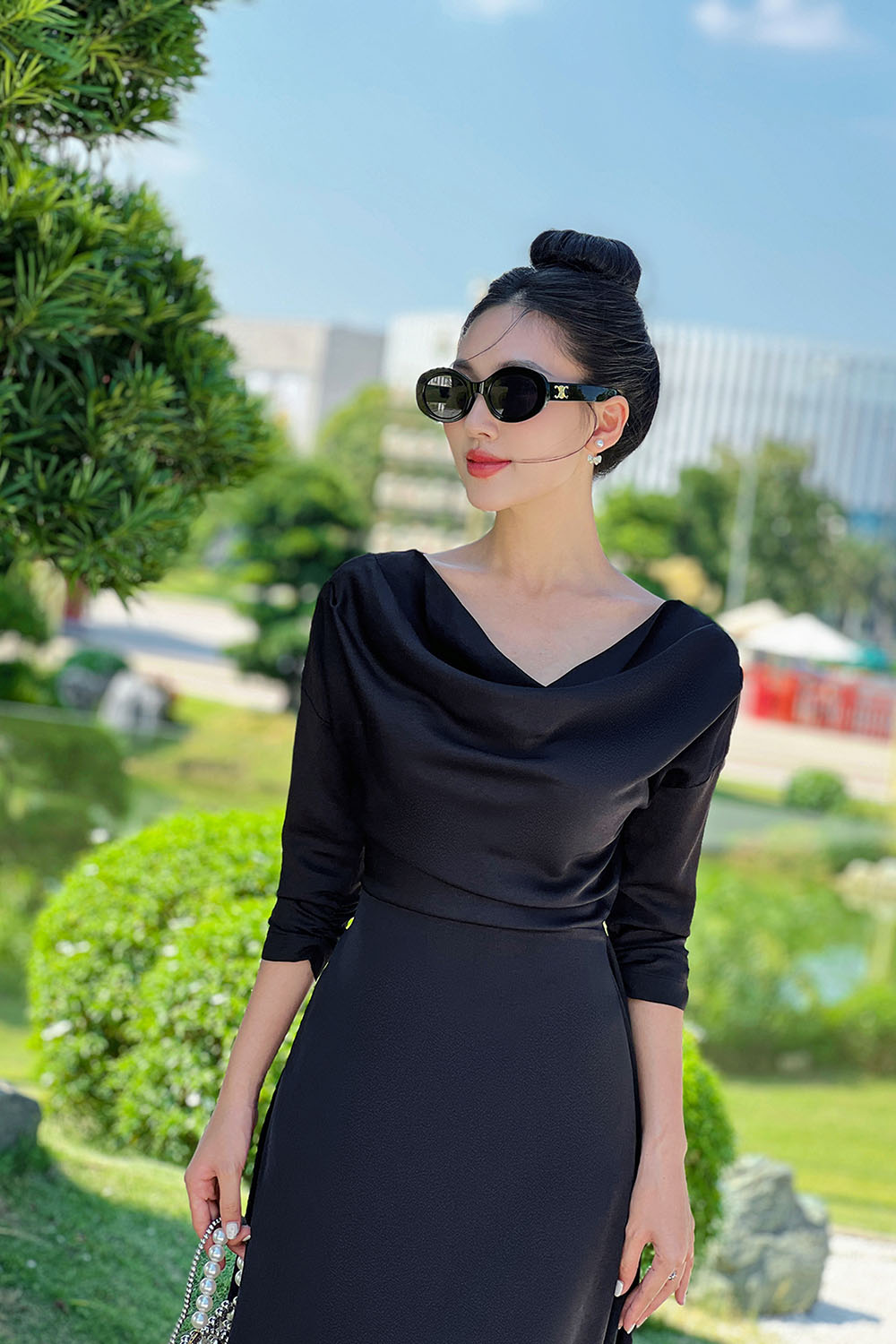 Đầm lụa đen cổ đổ dáng dài