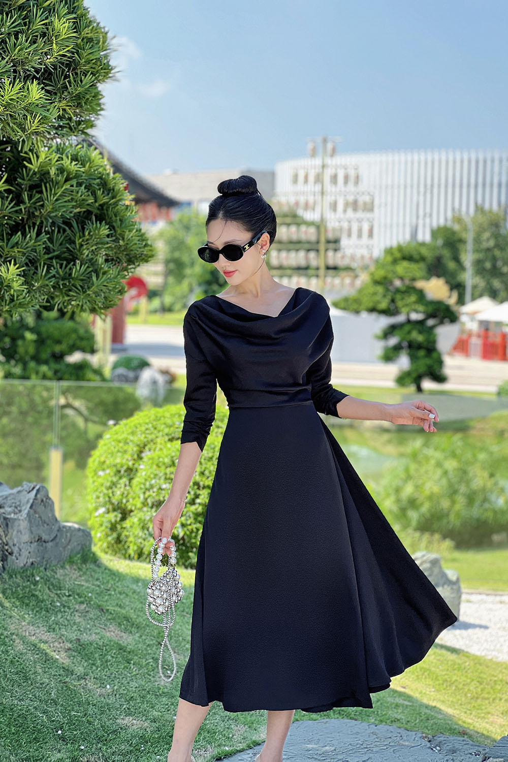 Đầm lụa đen cổ đổ dáng dài
