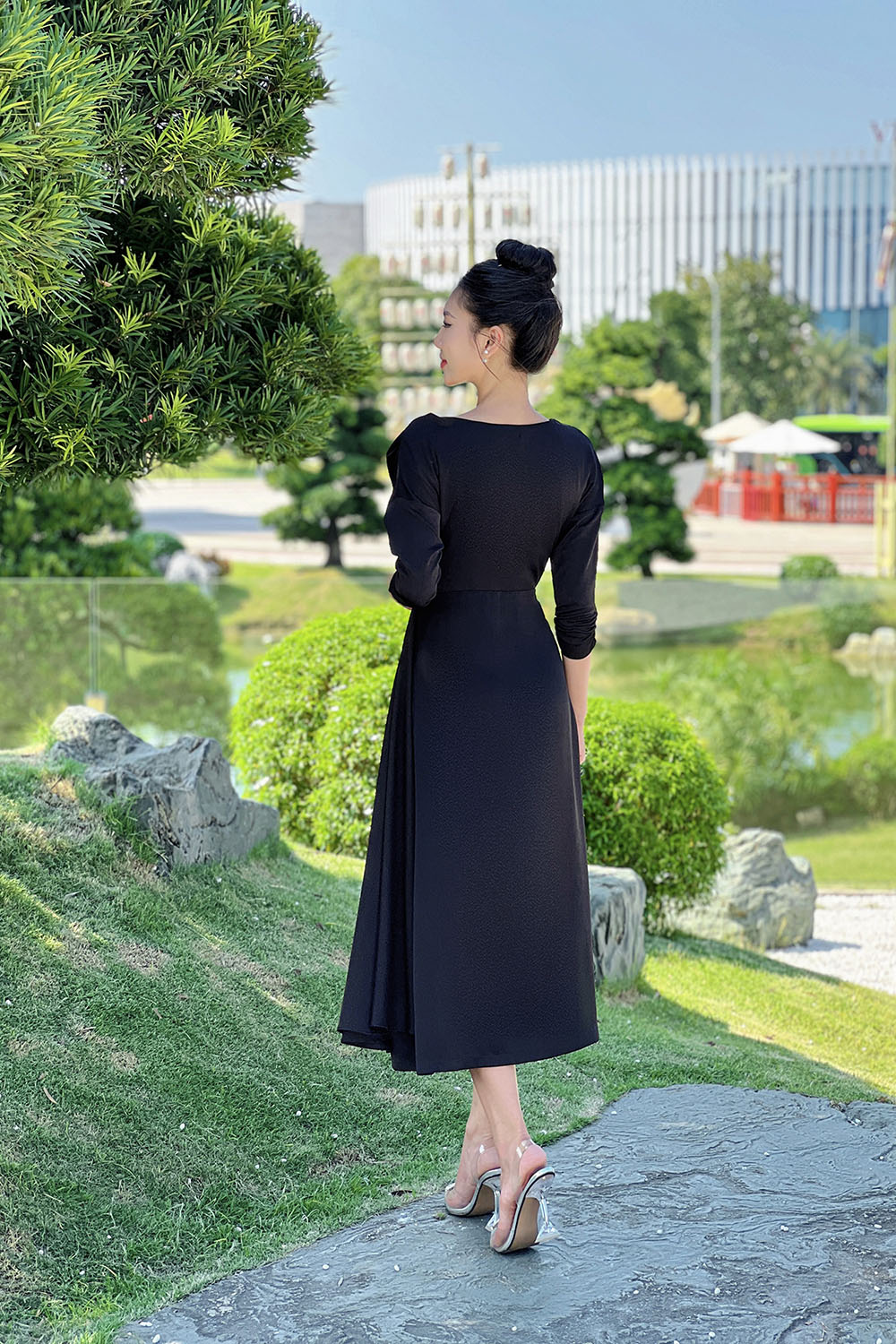 Đầm lụa đen cổ đổ dáng dài
