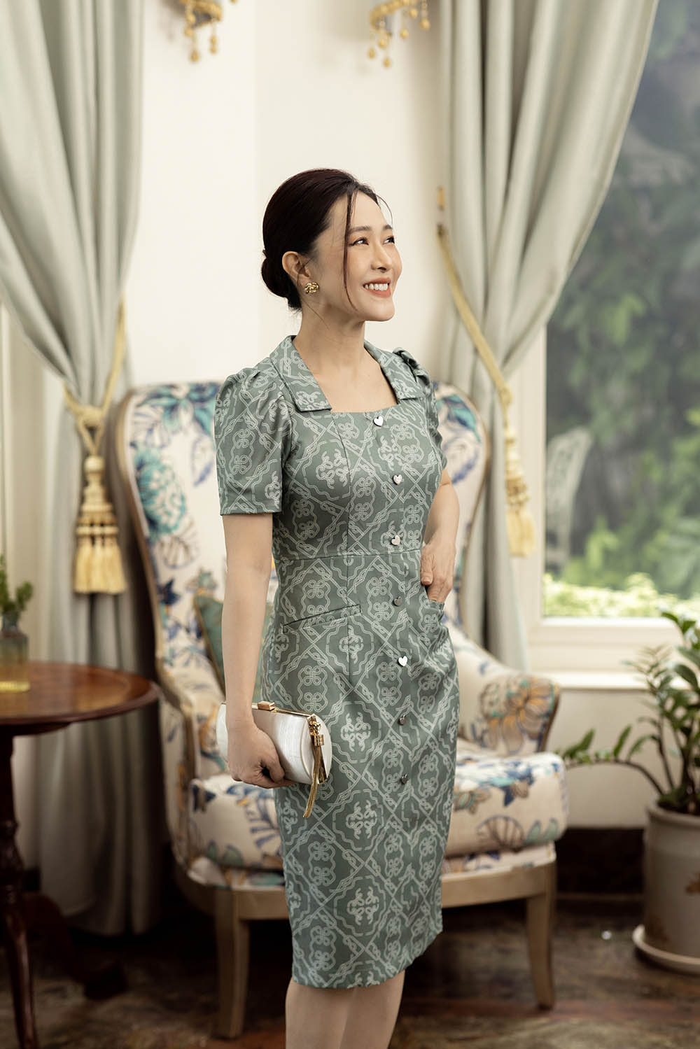 Đầm ôm body họa tiết cổ vuông cách điệu