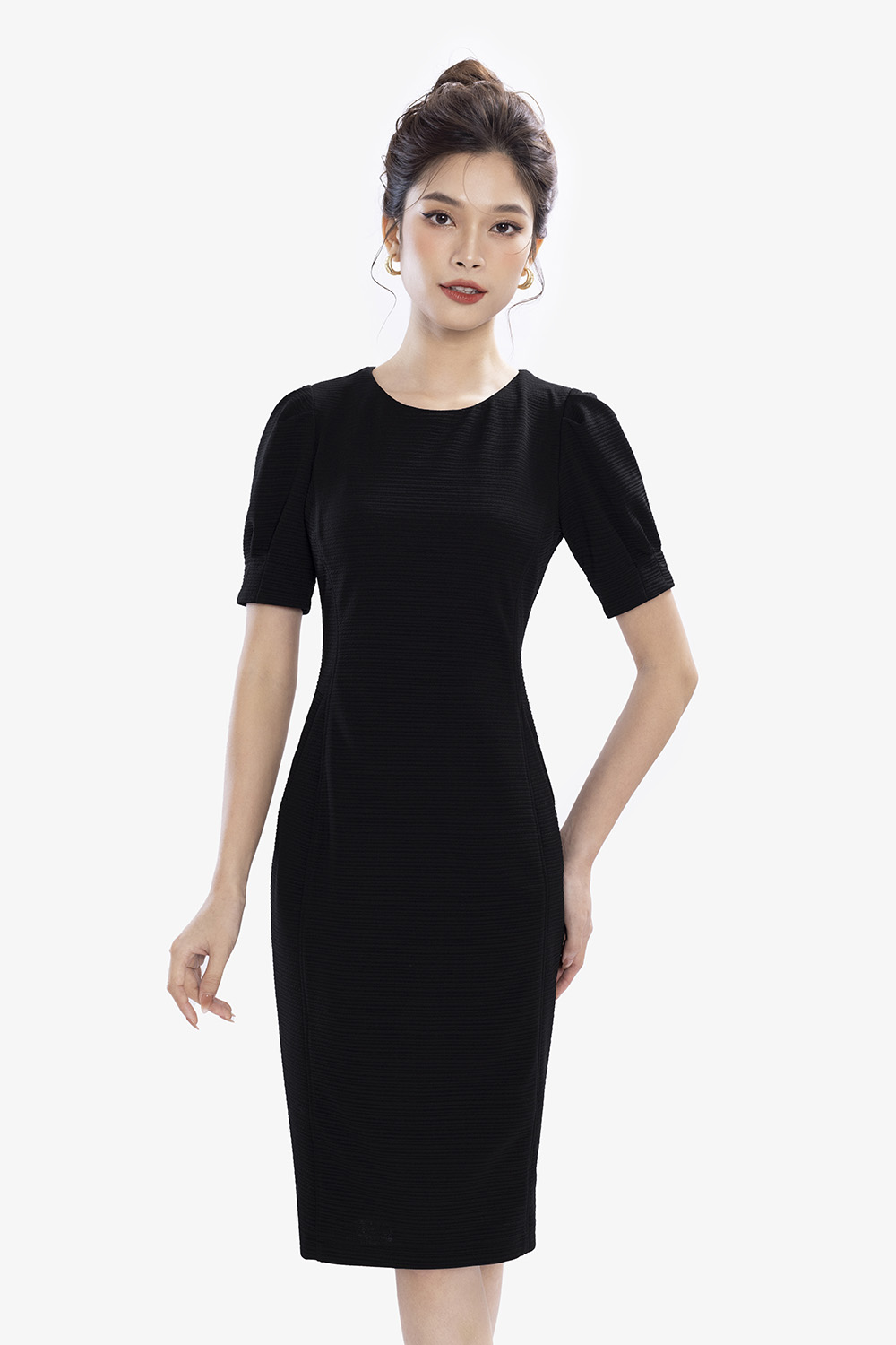 Đầm đen ôm body cổ tròn tay ngắn