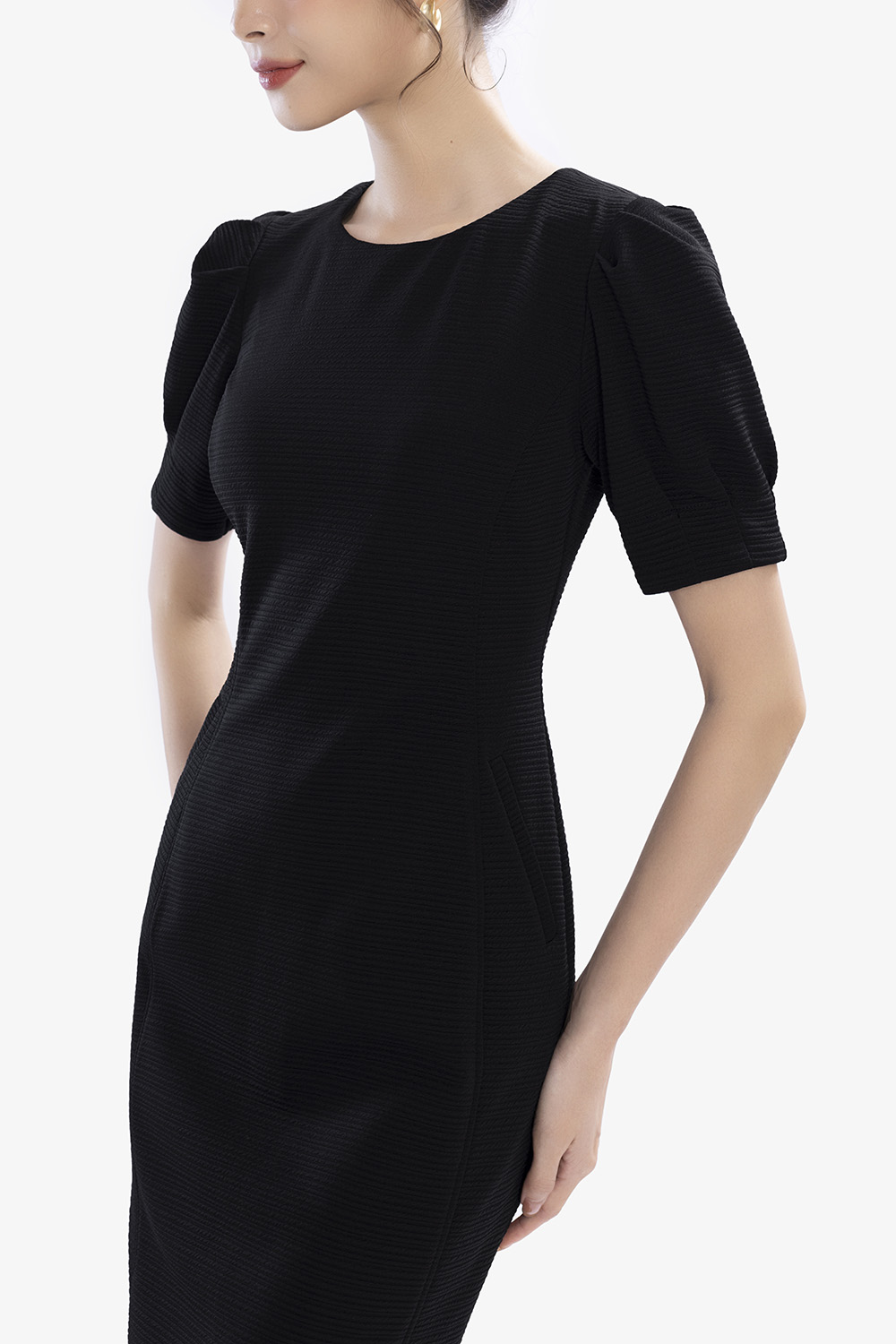 Đầm đen ôm body cổ tròn tay ngắn