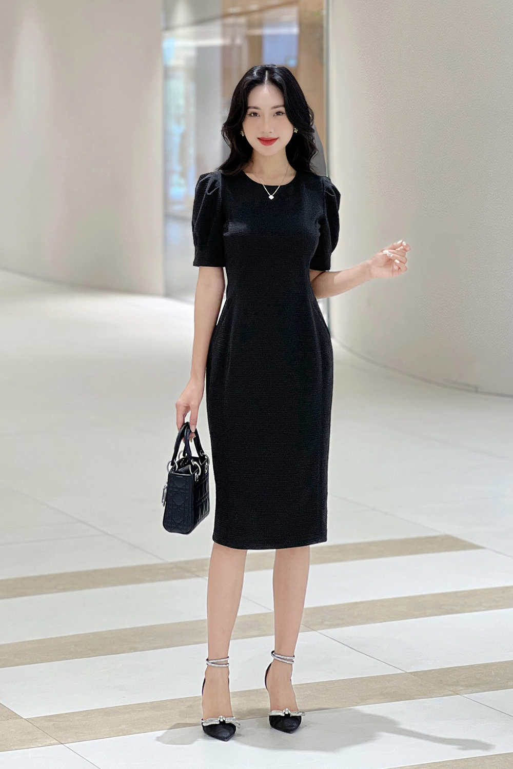 Đầm đen ôm body cổ tròn tay ngắn