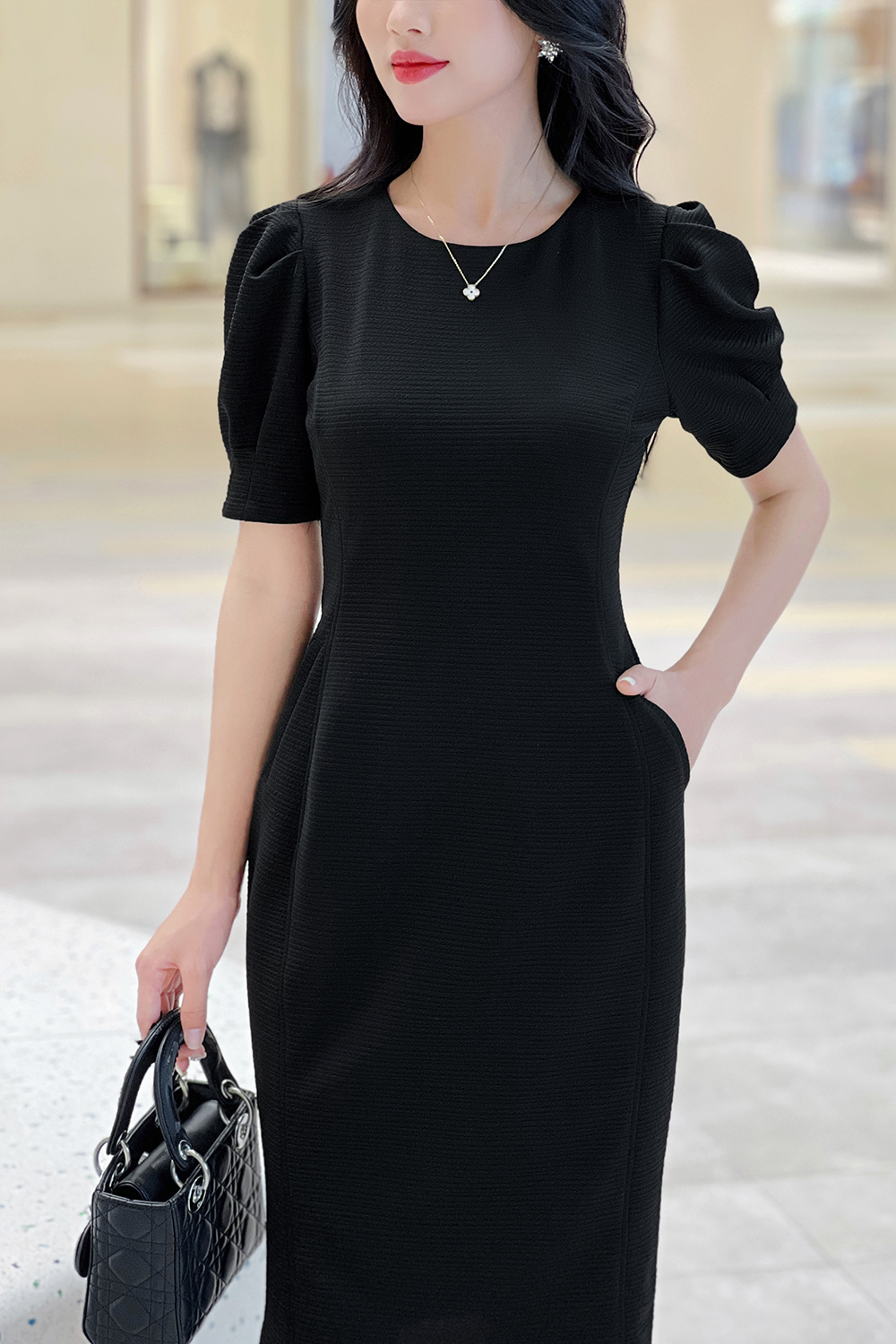 Đầm đen ôm body cổ tròn tay ngắn