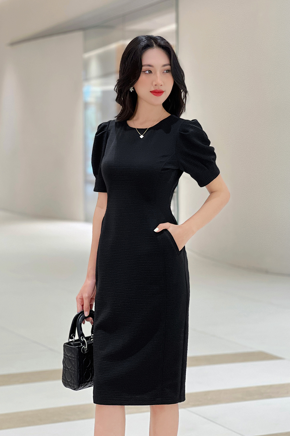 Đầm đen ôm body cổ tròn tay ngắn