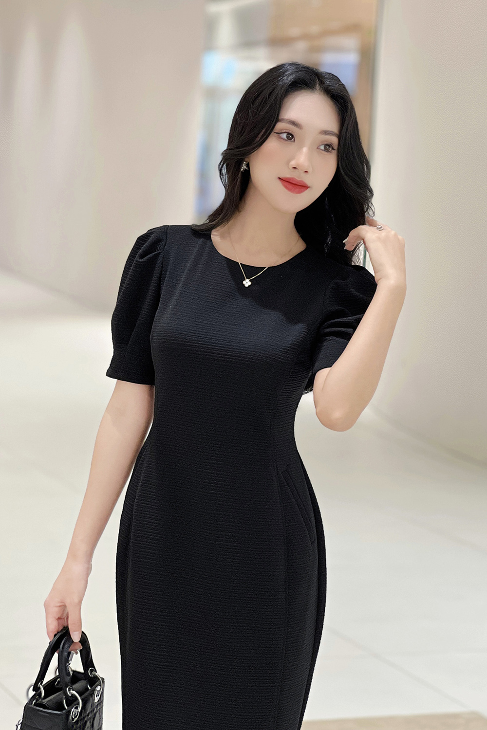 Đầm đen ôm body cổ tròn tay ngắn