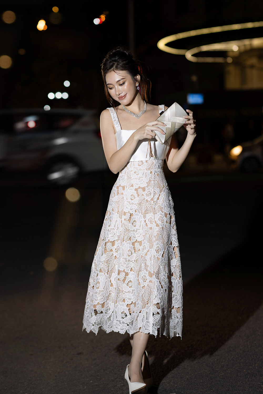 Đầm ren hai dây dự tiệc màu trắng kem