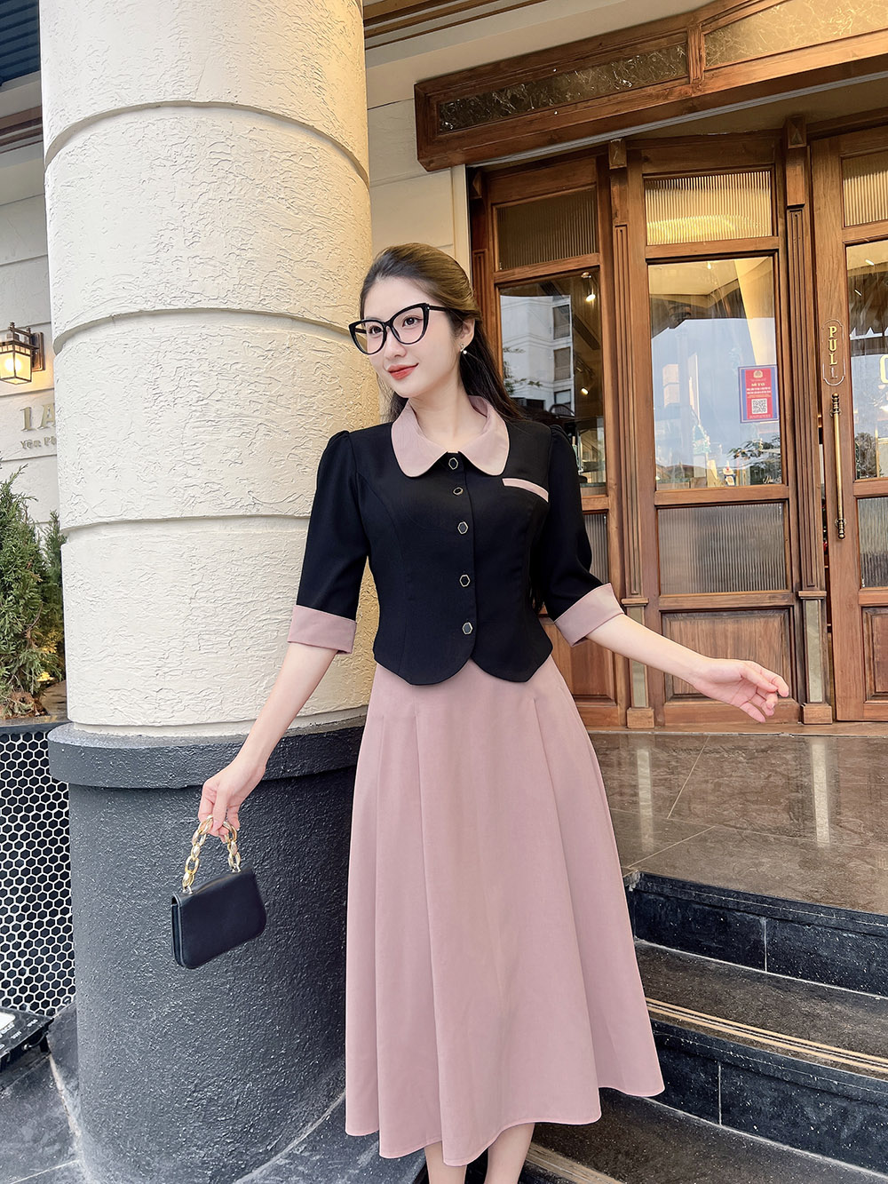 Áo kiểu nữ màu đen phối hồng cổ sen