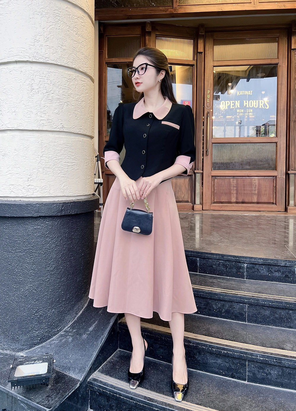 Áo kiểu nữ màu đen phối hồng cổ sen