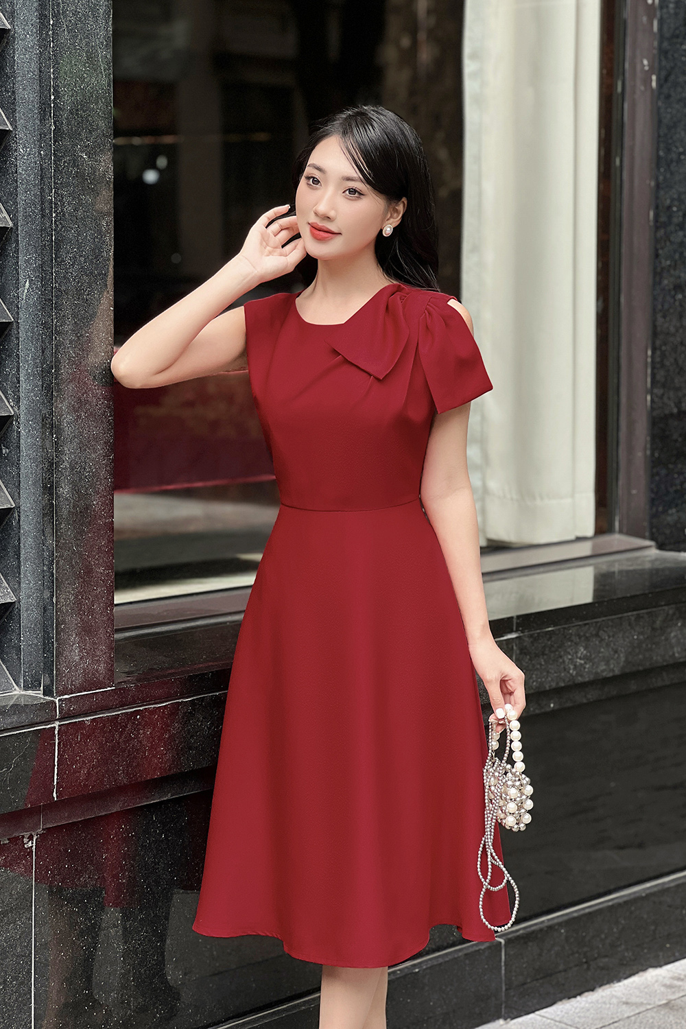 Đầm đỏ dự tiệc dáng xòe phối nơ vai