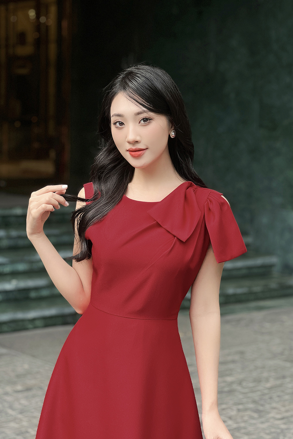 Đầm đỏ dự tiệc dáng xòe phối nơ vai