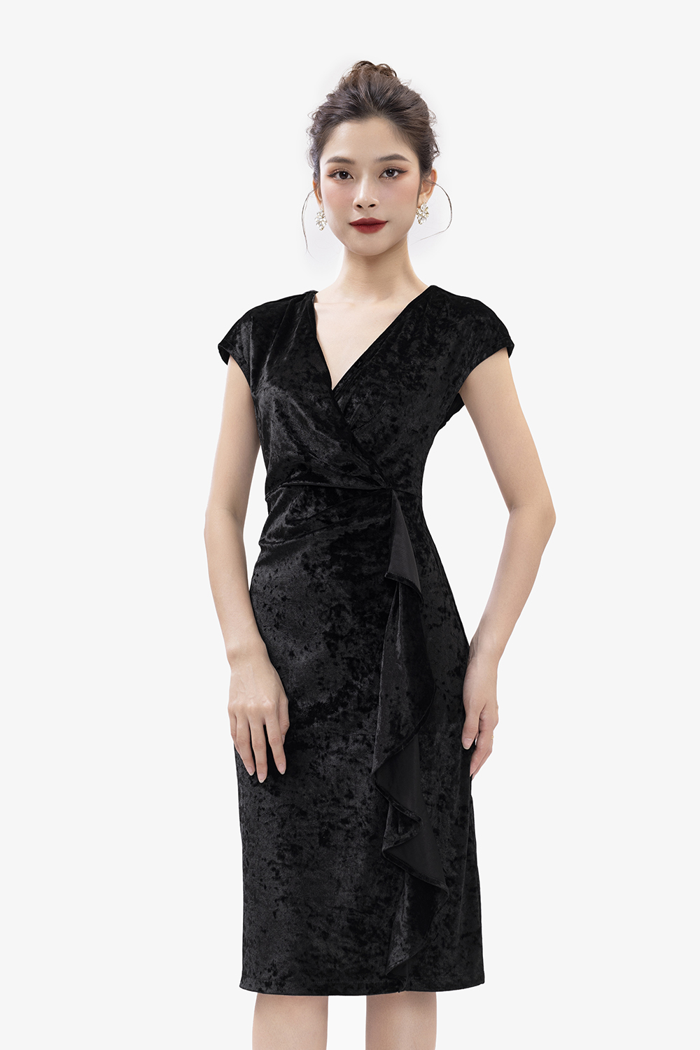 Đầm nhung màu đen cổ đắp chéo dáng ôm
