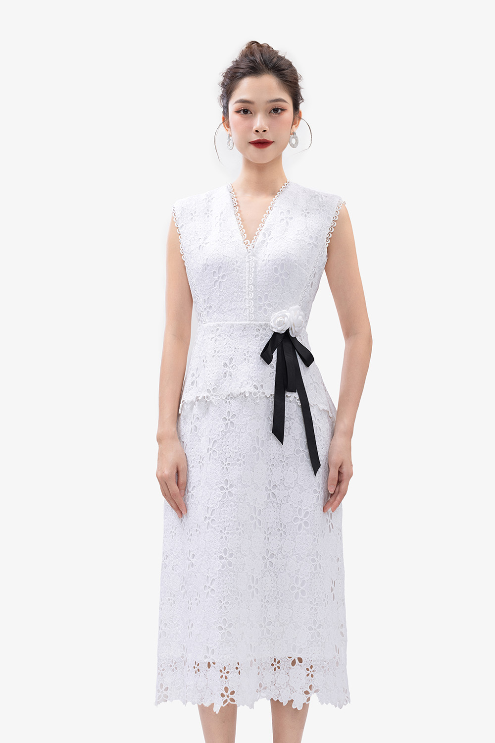 Đầm ren dự tiệc màu trắng peplum phối nơ