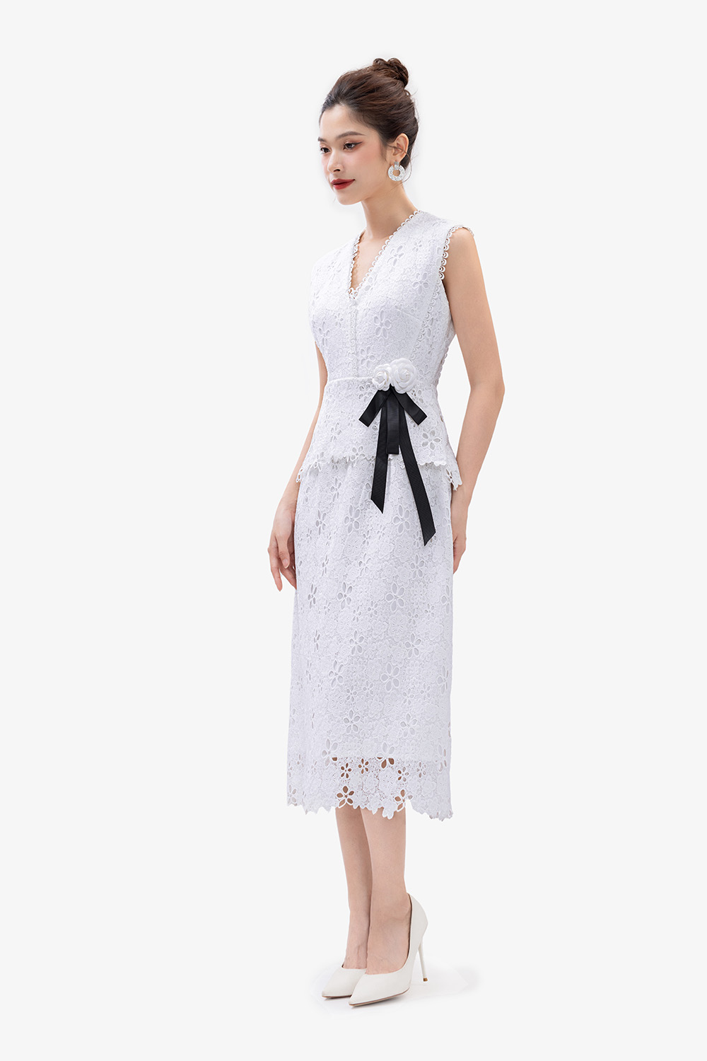 Đầm ren dự tiệc màu trắng peplum phối nơ