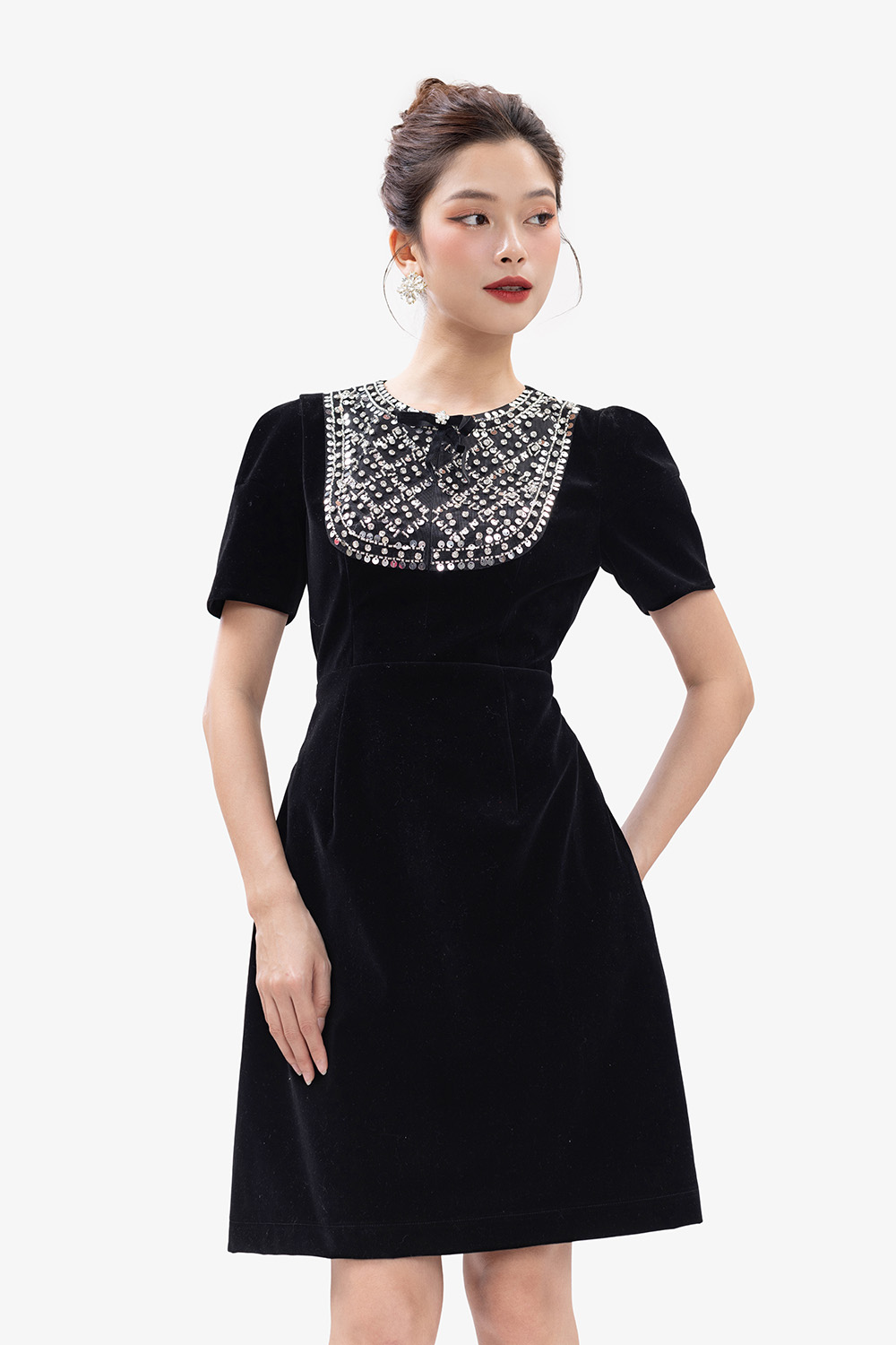 Đầm nhung dự tiệc màu đen phối ren đính đá