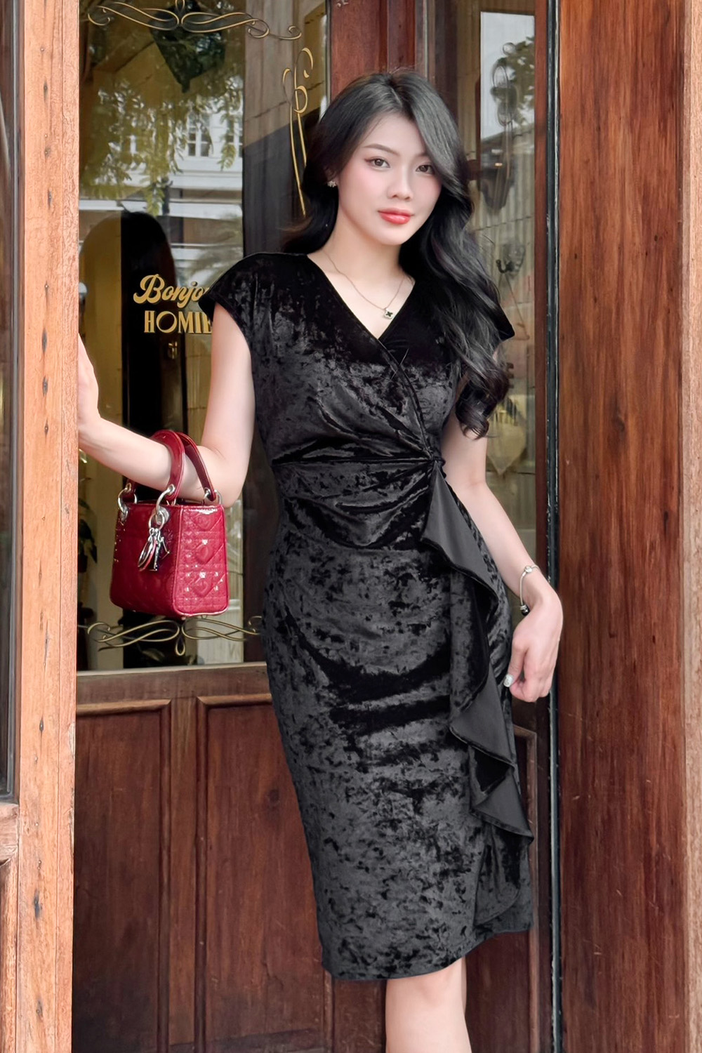 Đầm nhung màu đen cổ đắp chéo dáng ôm