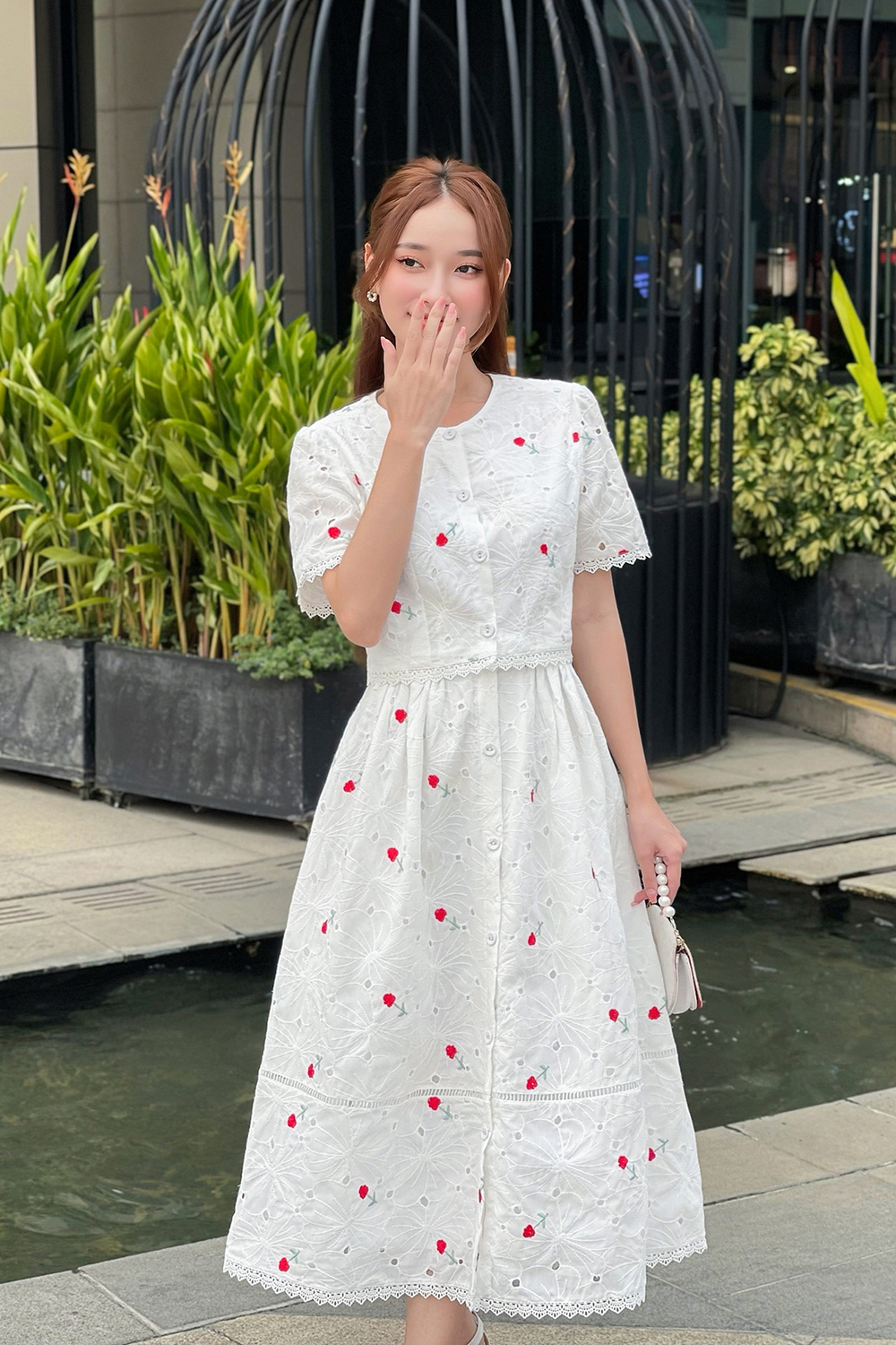 Chân váy trắng midi dáng xòe thêu hoa
