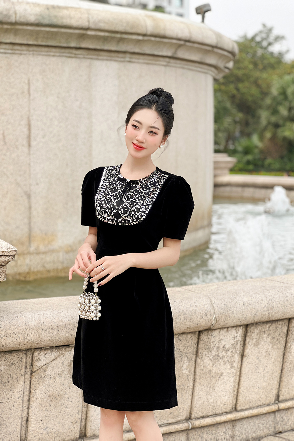 Đầm nhung dự tiệc màu đen phối ren đính đá